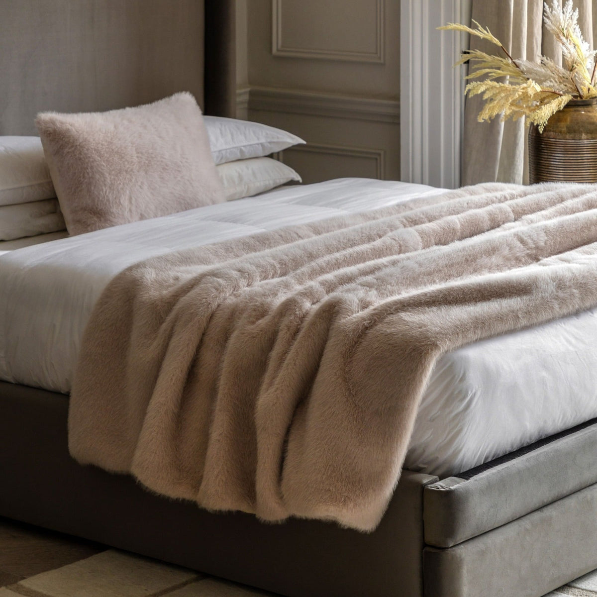 Maple Faux Fur Throw in Oatmeal