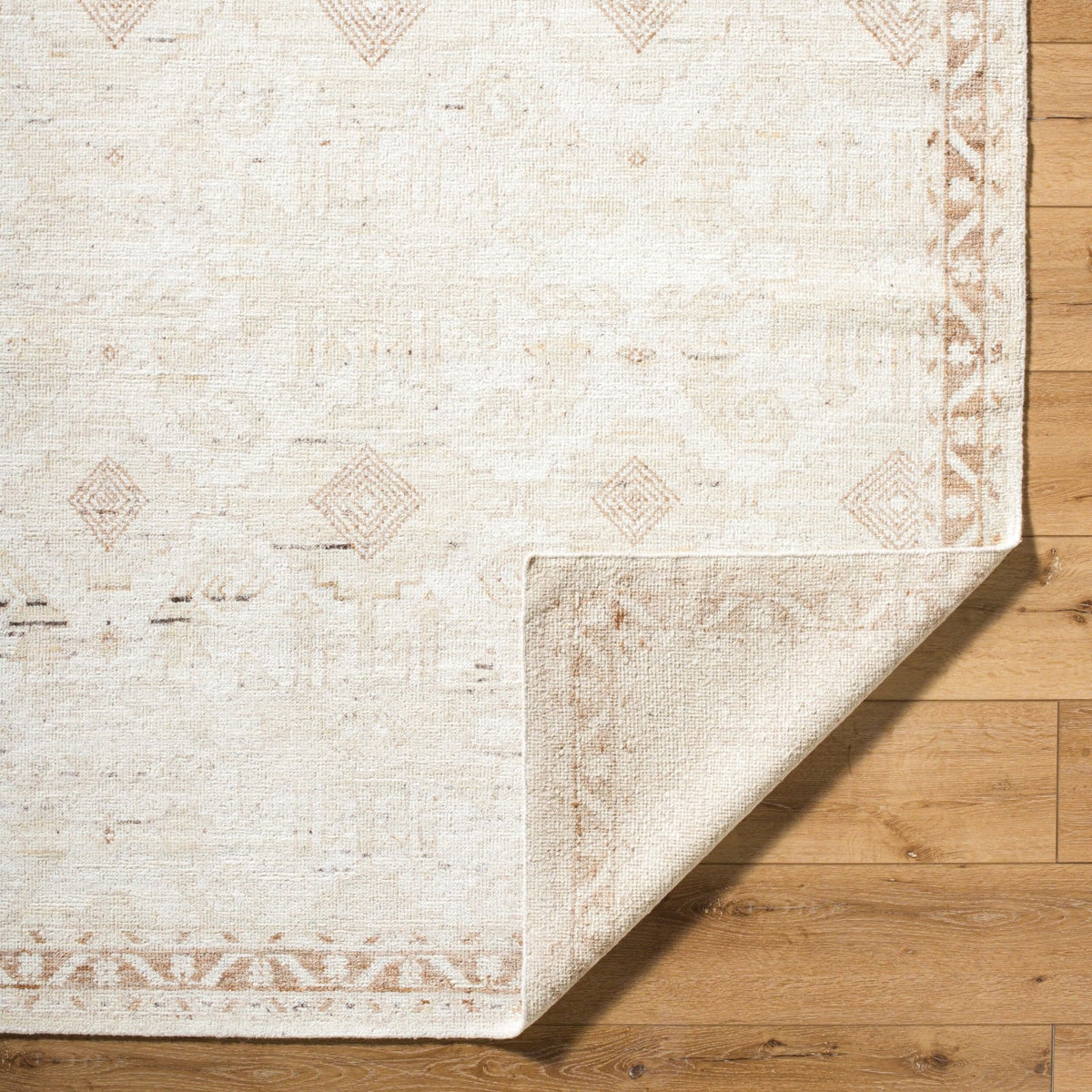 Edge detail of Keiichi Agora rug highlighting low 0.6 cm pile and fine hand-crafted finish