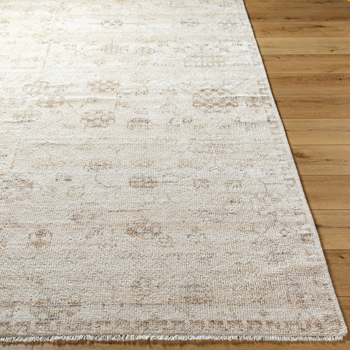 Edge detail of Cannes rug 366 x 269 cm low 0.6 cm pile hand-knotted finish