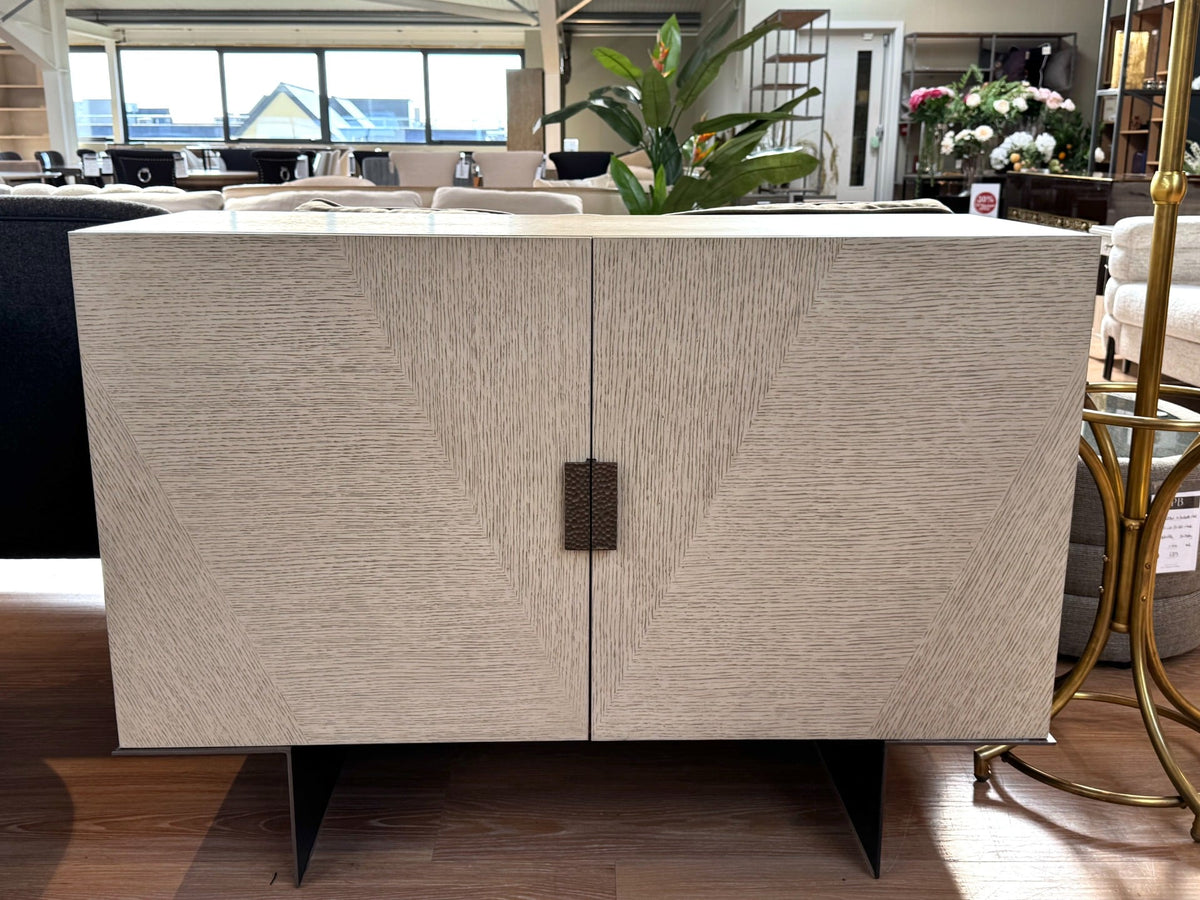 Outlet Theodore Alexander Cabinet Gennarino in Gowan Finish