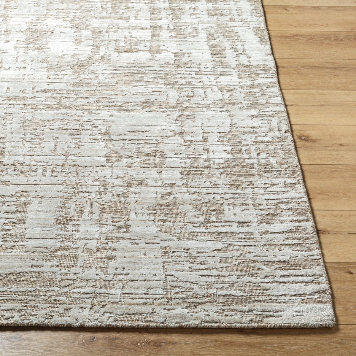 Edge detail of Keiichi Jackie rug highlighting low 0.7 cm pile and artisan hand-loomed finish