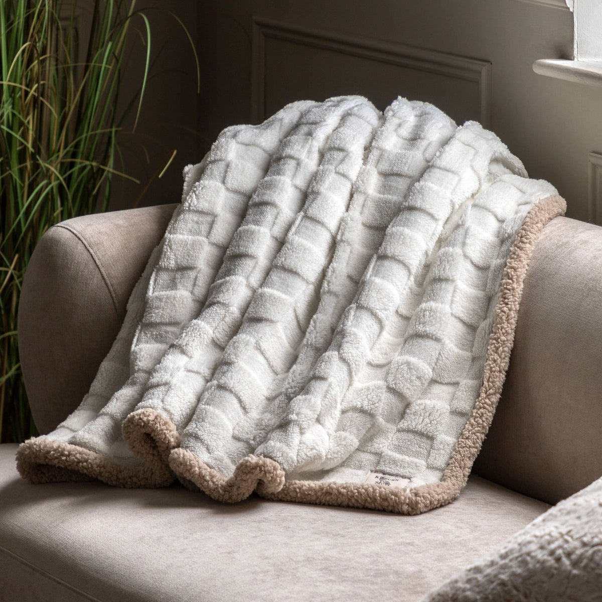 Oakley Checked Sherpa Throw in Cream