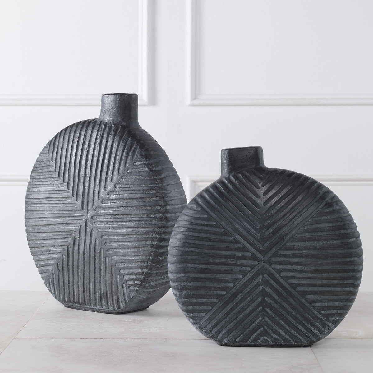 Viewpoint Aged Black Vases, Set/2