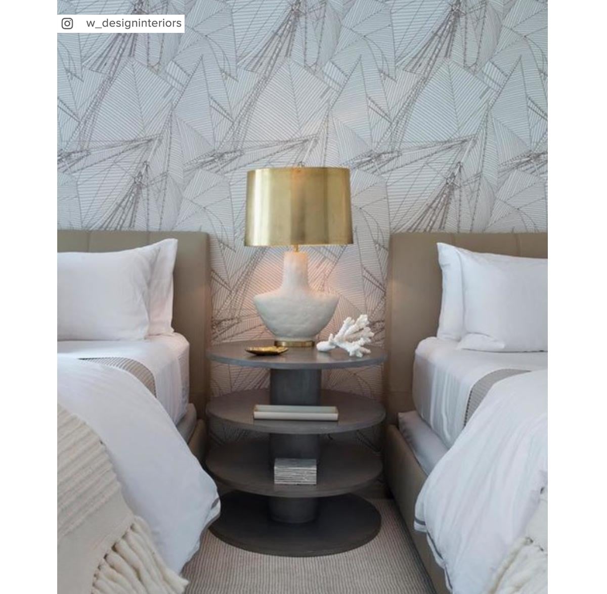 Armato Small Table Lamp in Porous White Ceramic with Oval Antique-Burnished Brass Shade