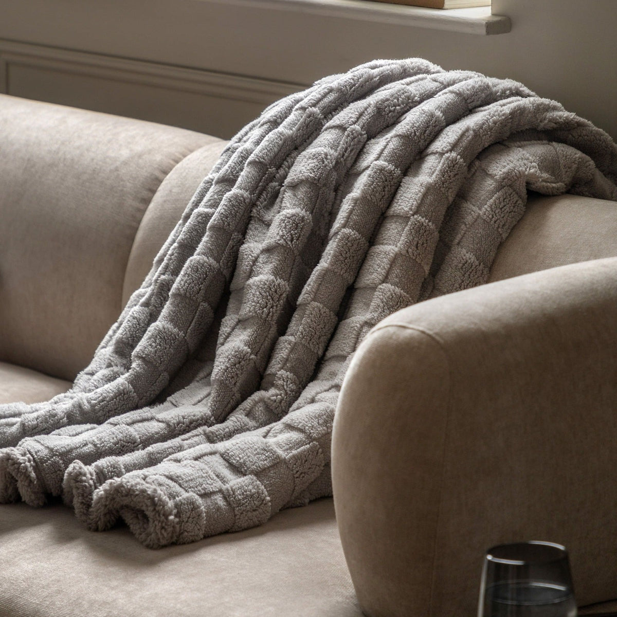 Oakley Checked Sherpa Throw in Grey